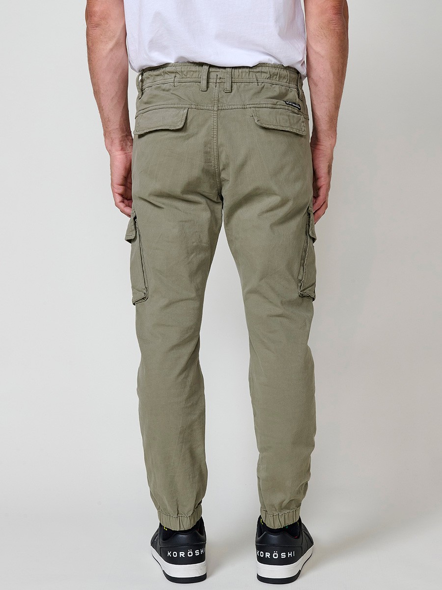 Pantalón jogger largo de hombre en color verde, 98% algodón y 2% elastano, con bolsillos y ajuste cómodo.