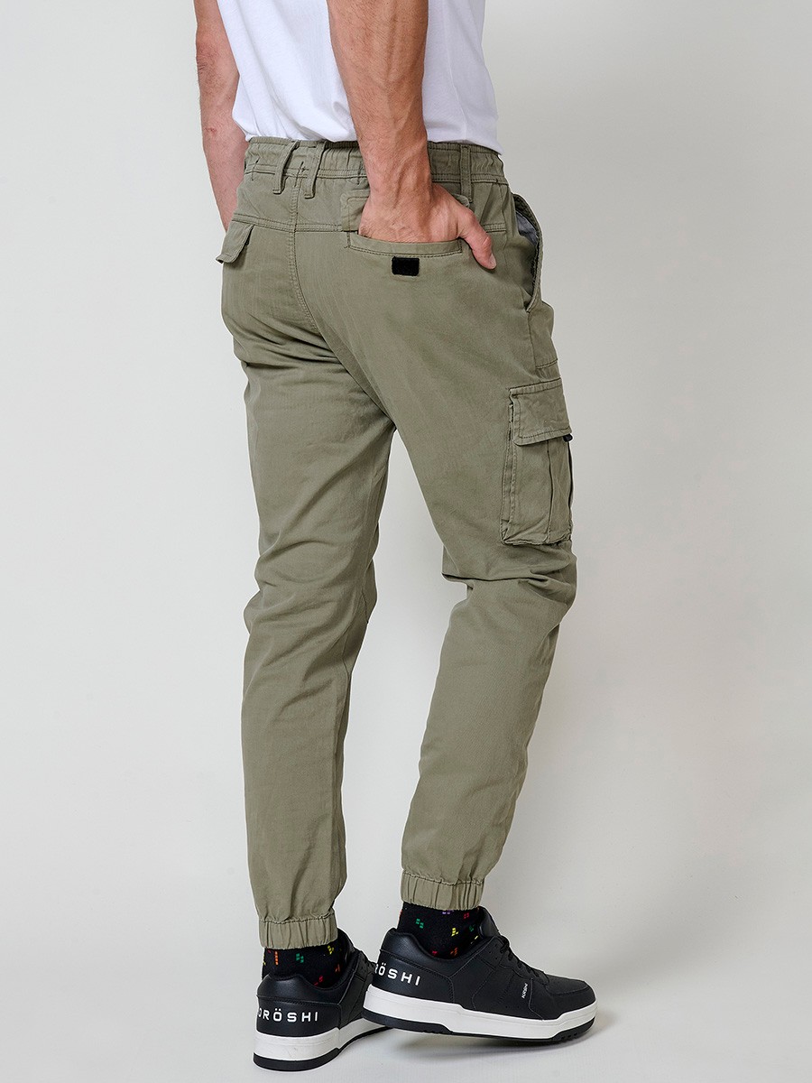 Pantalón jogger largo de hombre en color verde, 98% algodón y 2% elastano, con bolsillos y ajuste cómodo.