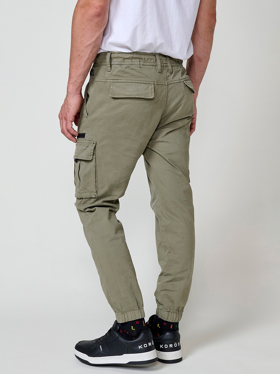 Pantalón jogger largo de hombre en color verde, 98% algodón y 2% elastano, con bolsillos y ajuste cómodo.