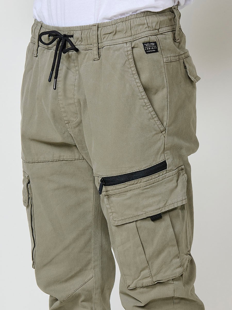 Pantalón jogger largo de hombre en color verde, 98% algodón y 2% elastano, con bolsillos y ajuste cómodo.