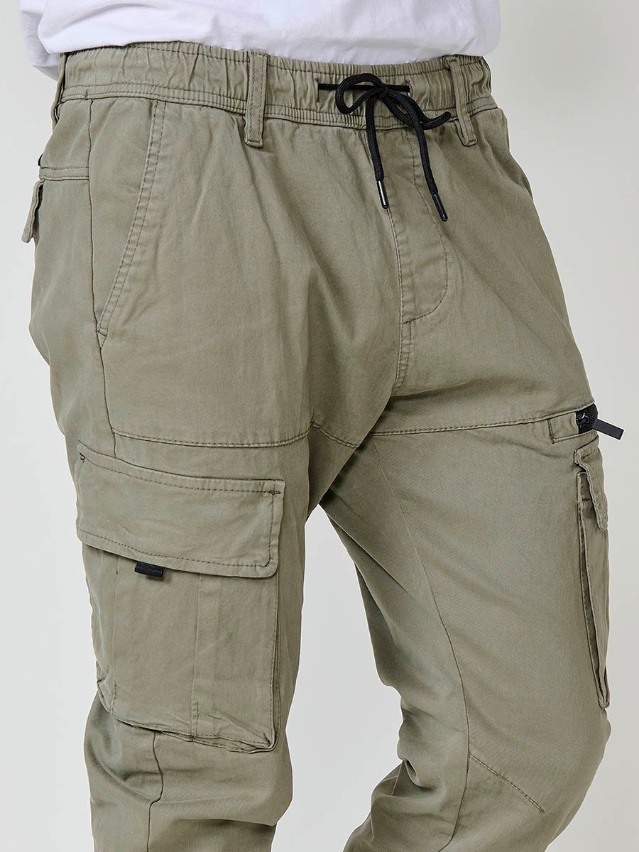 Pantalón jogger largo de hombre en color verde, 98% algodón y 2% elastano, con bolsillos y ajuste cómodo.