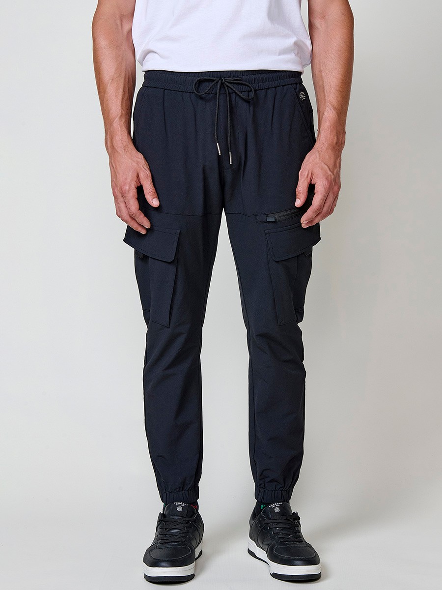 Pantalón jogger largo de hombre negro, 98% algodón y 2% elastano, con bolsillos y cierre delantero con cremallera y botón.