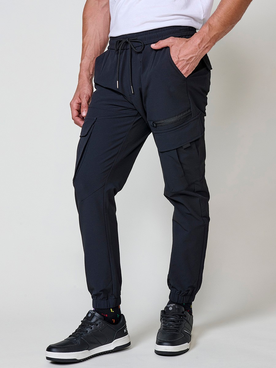Pantalón jogger largo de hombre negro, 98% algodón y 2% elastano, con bolsillos y cierre delantero con cremallera y botón.