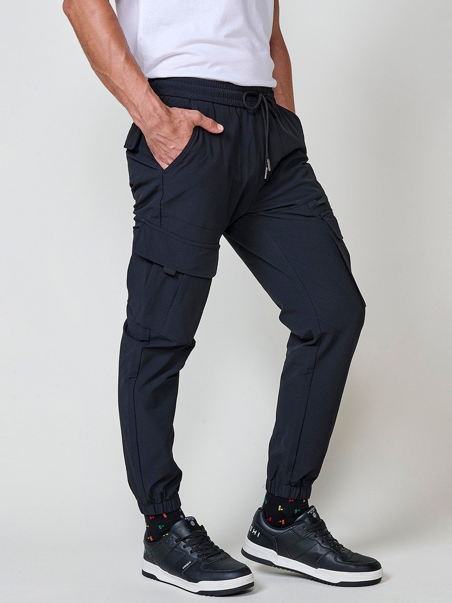 Pantalón jogger largo de hombre negro, 98% algodón y 2% elastano, con bolsillos y cierre delantero con cremallera y botón.