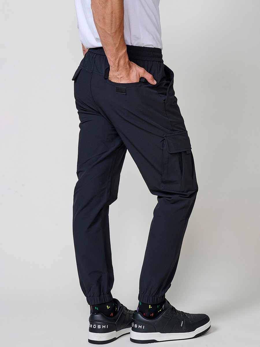 Pantalón jogger largo de hombre negro, 98% algodón y 2% elastano, con bolsillos y cierre delantero con cremallera y botón.