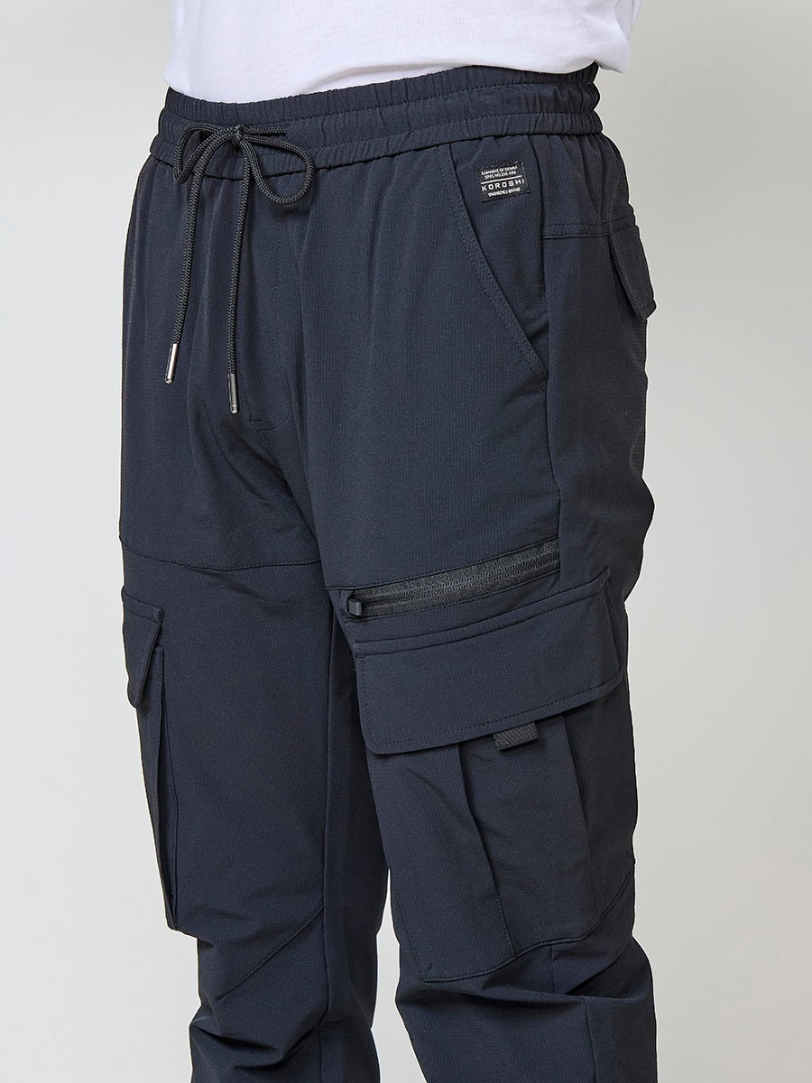Pantalón jogger largo de hombre negro, 98% algodón y 2% elastano, con bolsillos y cierre delantero con cremallera y botón.