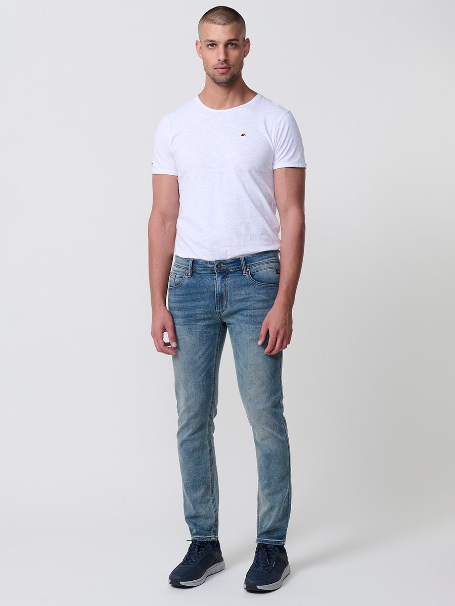 Pantalón vaquero slim fit de hombre en color azul claro, 98% algodón y 2% elastano, con bolsillos y cierre con cremallera y botón.