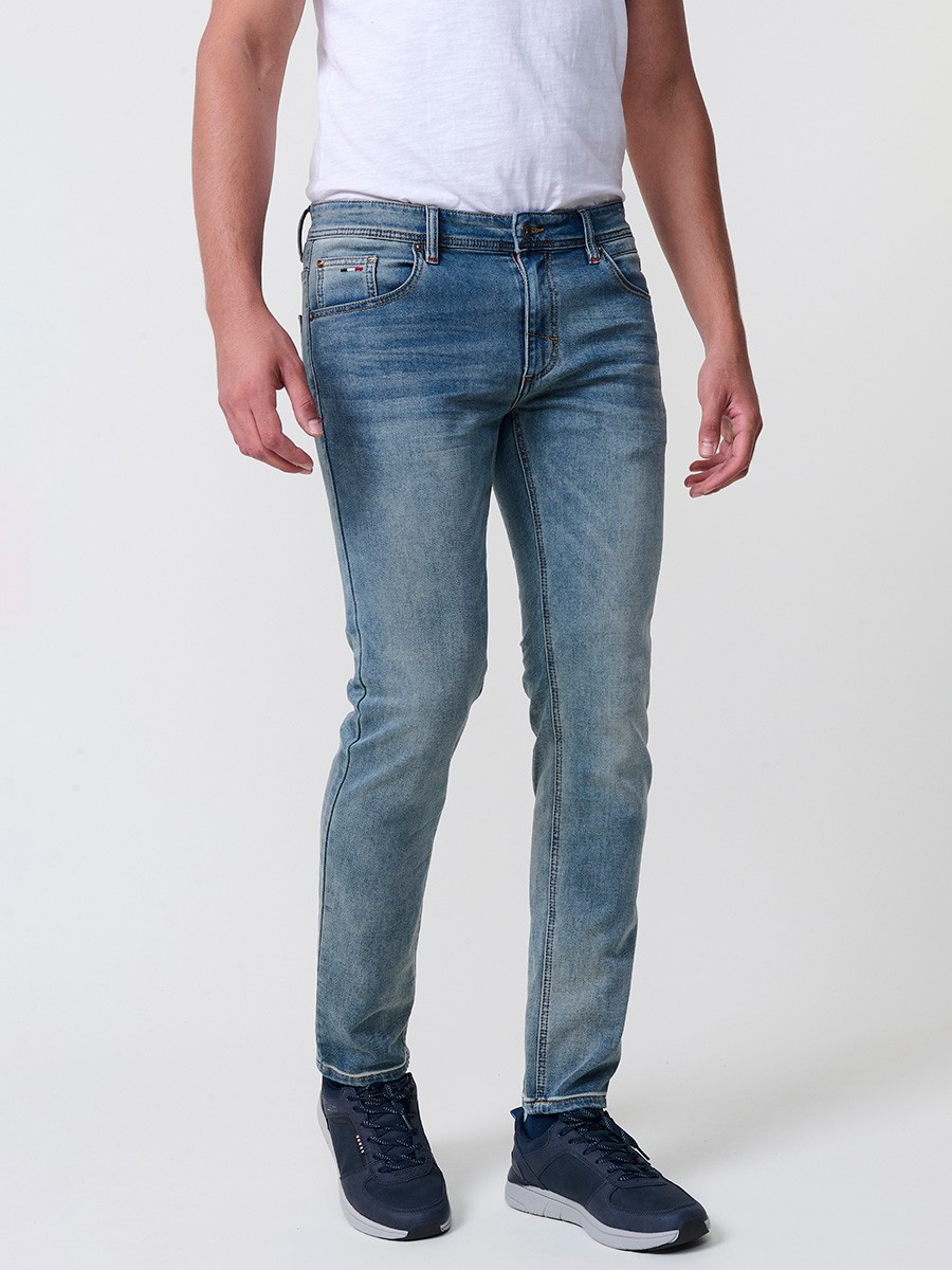 Pantalón vaquero slim fit de hombre en color azul claro, 98% algodón y 2% elastano, con bolsillos y cierre con cremallera y botón.