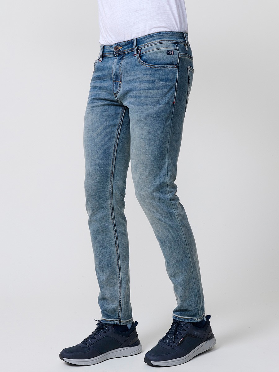 Pantalón vaquero slim fit de hombre en color azul claro, 98% algodón y 2% elastano, con bolsillos y cierre con cremallera y botón.