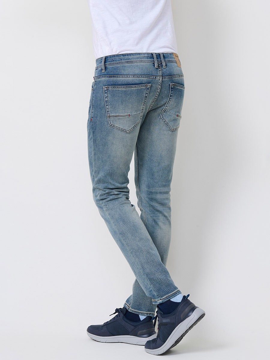 Pantalón vaquero slim fit de hombre en color azul claro, 98% algodón y 2% elastano, con bolsillos y cierre con cremallera y botón.