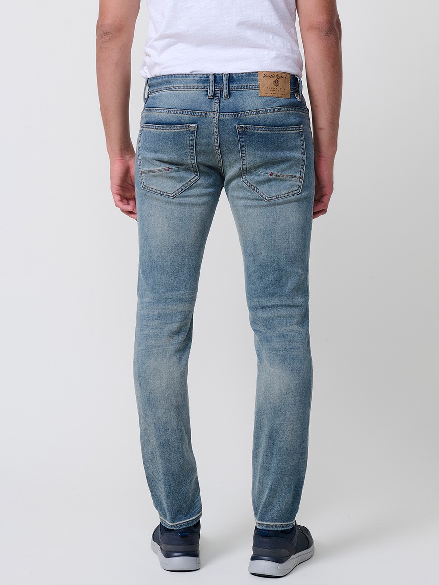 Pantalón vaquero slim fit de hombre en color azul claro, 98% algodón y 2% elastano, con bolsillos y cierre con cremallera y botón.