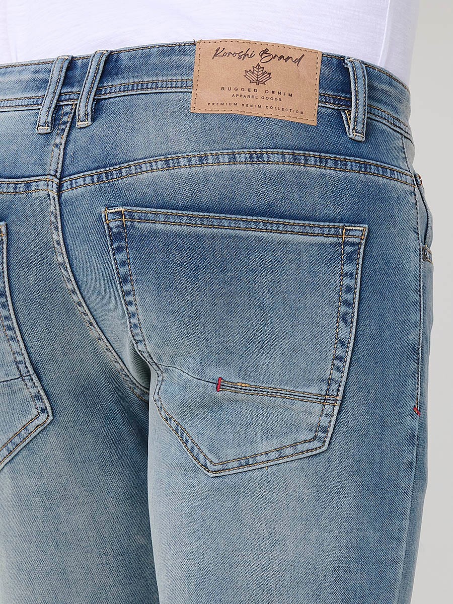 Pantalón vaquero slim fit de hombre en color azul claro, 98% algodón y 2% elastano, con bolsillos y cierre con cremallera y botón.