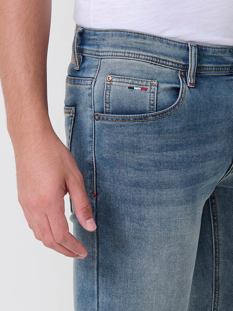 Pantalón vaquero slim fit de hombre en color azul claro, 98% algodón y 2% elastano, con bolsillos y cierre con cremallera y botón.