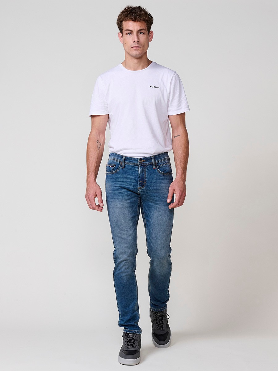 Pantalón vaquero slim fit de hombre en azul oscuro, 98% algodón y 2% elastano, con bolsillos y cierre con cremallera y botón.