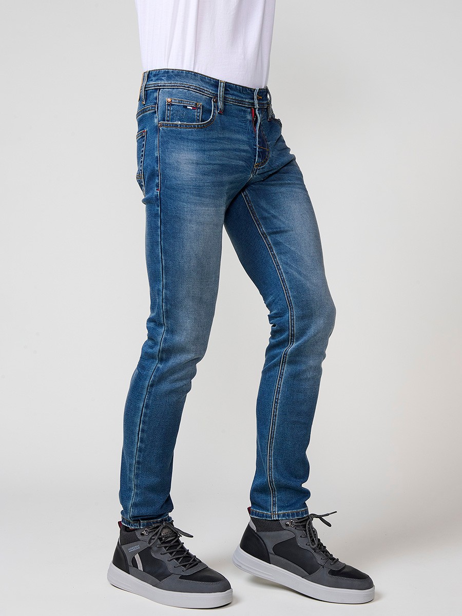 Pantalón vaquero slim fit de hombre en azul oscuro, 98% algodón y 2% elastano, con bolsillos y cierre con cremallera y botón.