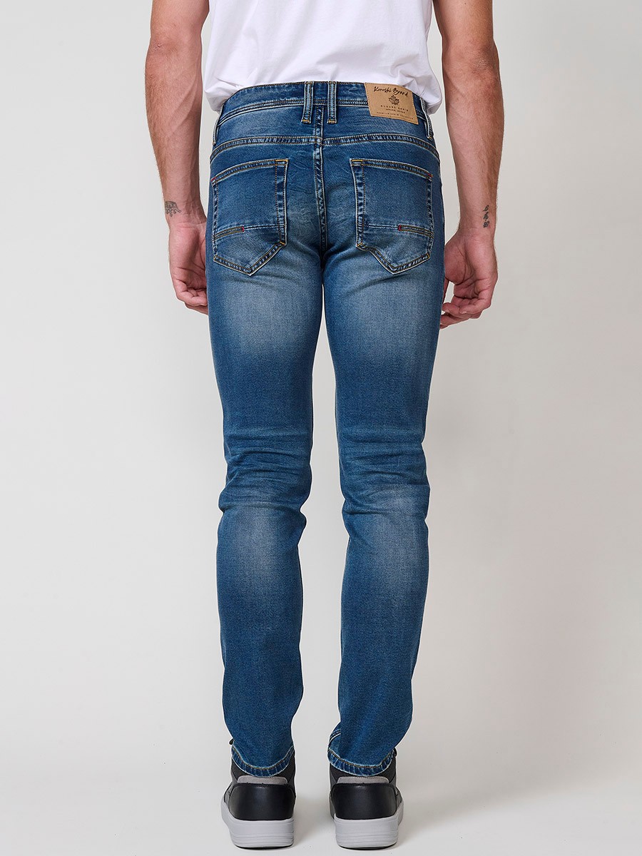 Pantalón vaquero slim fit de hombre en azul oscuro, 98% algodón y 2% elastano, con bolsillos y cierre con cremallera y botón.