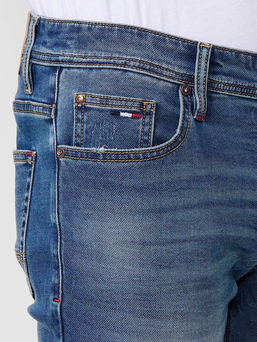 Pantalón vaquero slim fit de hombre en azul oscuro, 98% algodón y 2% elastano, con bolsillos y cierre con cremallera y botón.