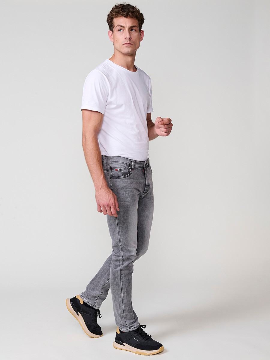 Pantalón vaquero slim fit de hombre en color denim gris, 98% algodón y 2% elastano, con bolsillos y cierre de cremallera y botón.