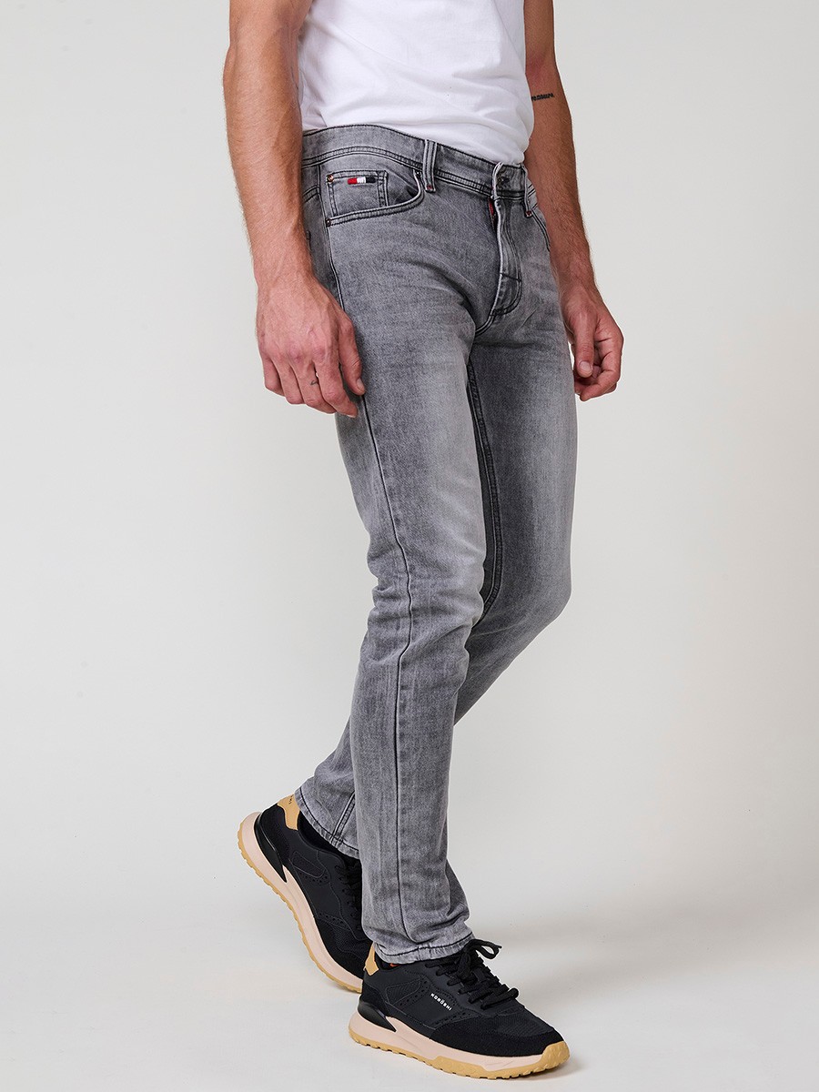 Pantalón vaquero slim fit de hombre en color denim gris, 98% algodón y 2% elastano, con bolsillos y cierre de cremallera y botón.