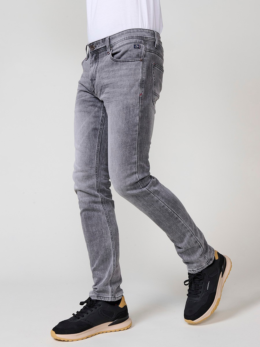 Pantalón vaquero slim fit de hombre en color denim gris, 98% algodón y 2% elastano, con bolsillos y cierre de cremallera y botón.