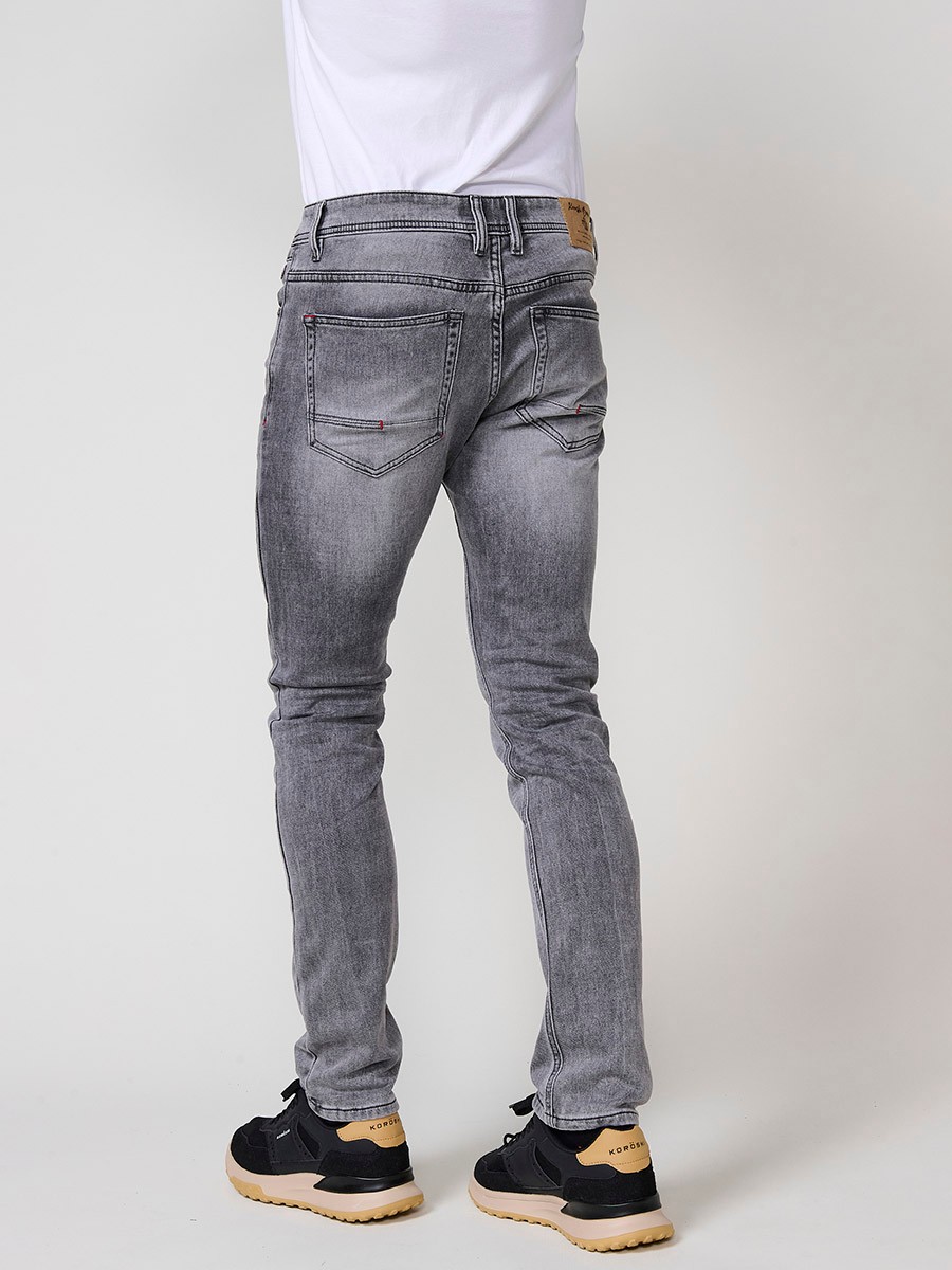 Pantalón vaquero slim fit de hombre en color denim gris, 98% algodón y 2% elastano, con bolsillos y cierre de cremallera y botón.