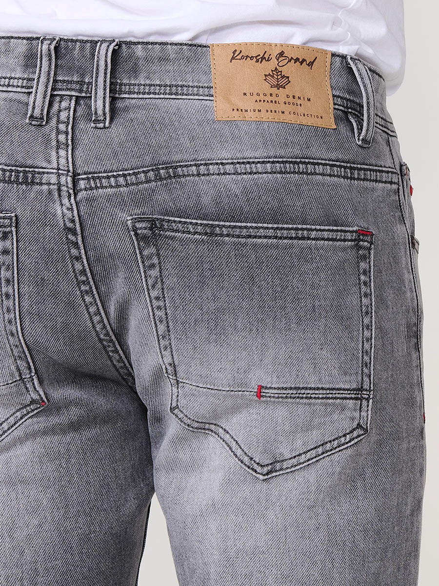 Pantalón vaquero slim fit de hombre en color denim gris, 98% algodón y 2% elastano, con bolsillos y cierre de cremallera y botón.