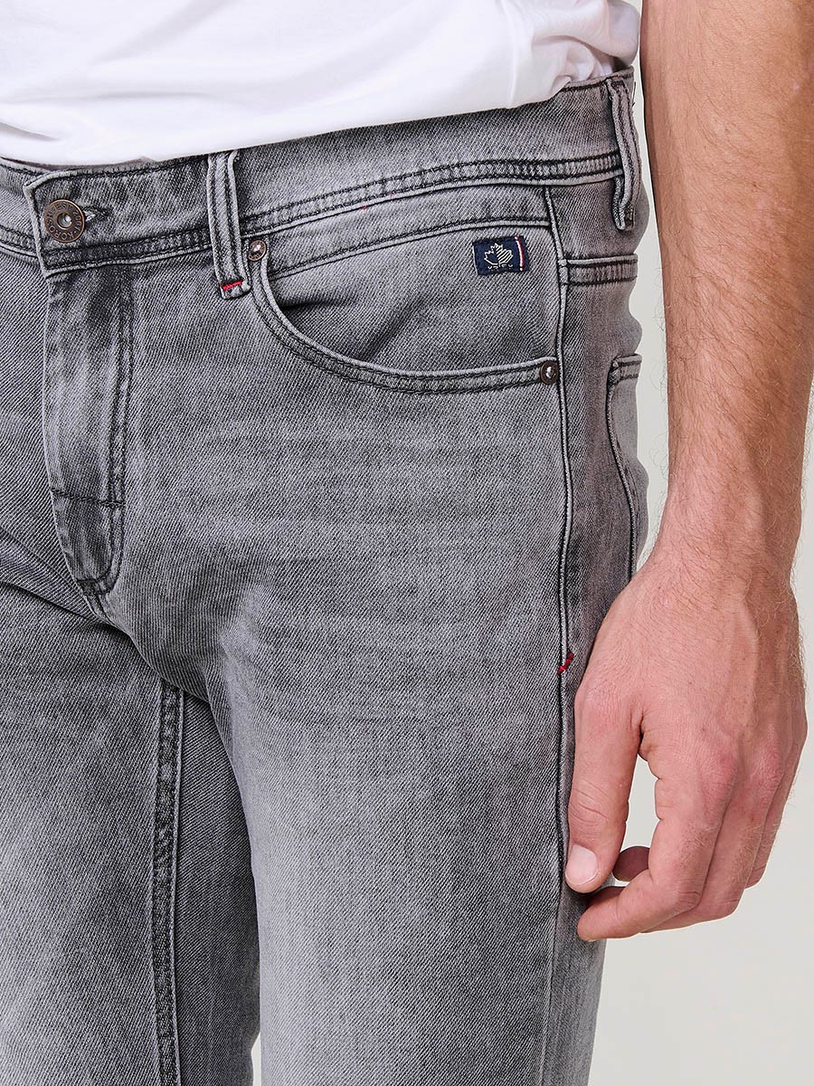 Pantalón vaquero slim fit de hombre en color denim gris, 98% algodón y 2% elastano, con bolsillos y cierre de cremallera y botón.