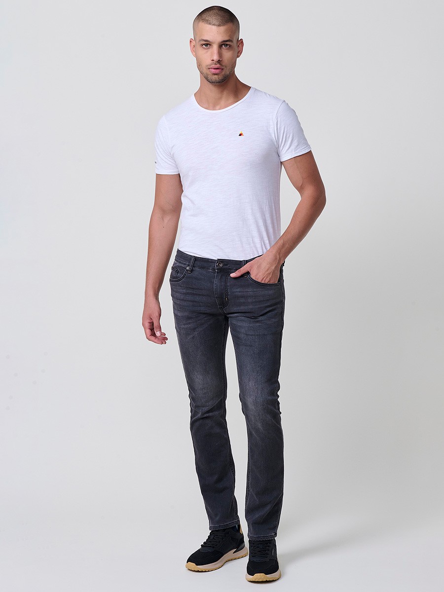 Jeans slim fit para hombre en color black denim con cierre de cremallera y botón. Composición 98% algodón, 2% elastano.