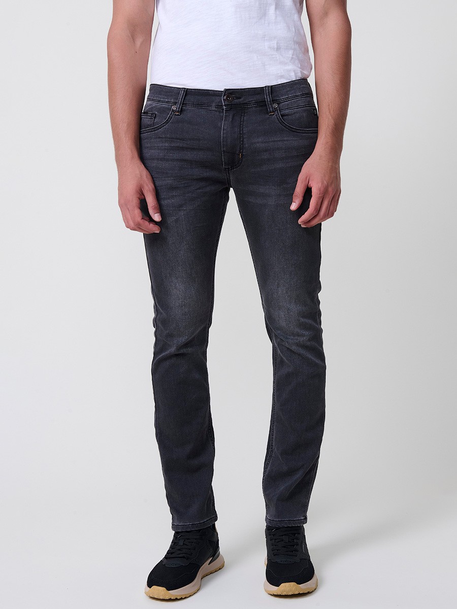 Jeans slim fit para hombre en color black denim con cierre de cremallera y botón. Composición 98% algodón, 2% elastano.