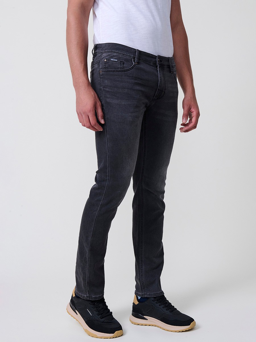 Jeans slim fit para hombre en color black denim con cierre de cremallera y botón. Composición 98% algodón, 2% elastano.