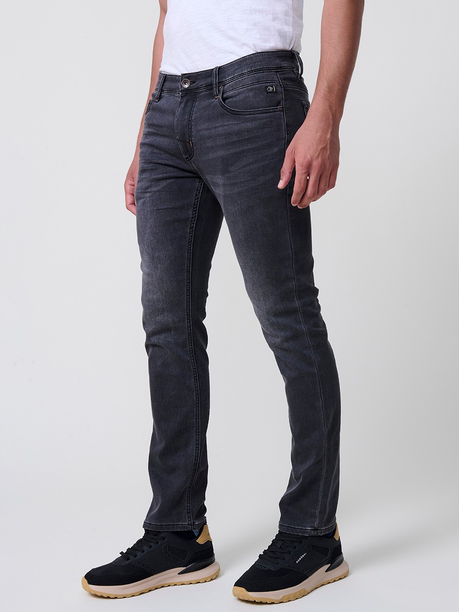 Jeans slim fit para hombre en color black denim con cierre de cremallera y botón. Composición 98% algodón, 2% elastano.