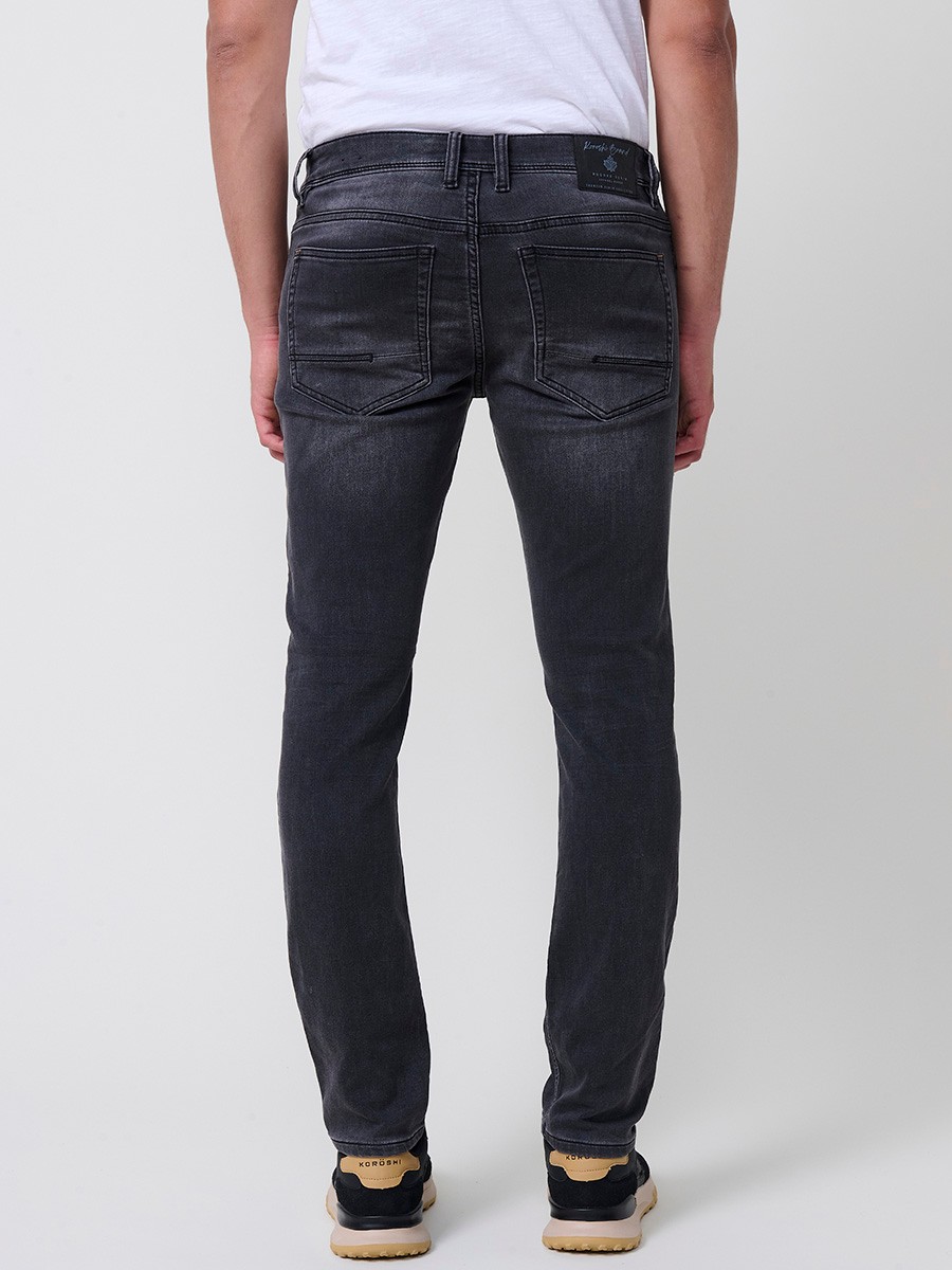 Jeans slim fit para hombre en color black denim con cierre de cremallera y botón. Composición 98% algodón, 2% elastano.