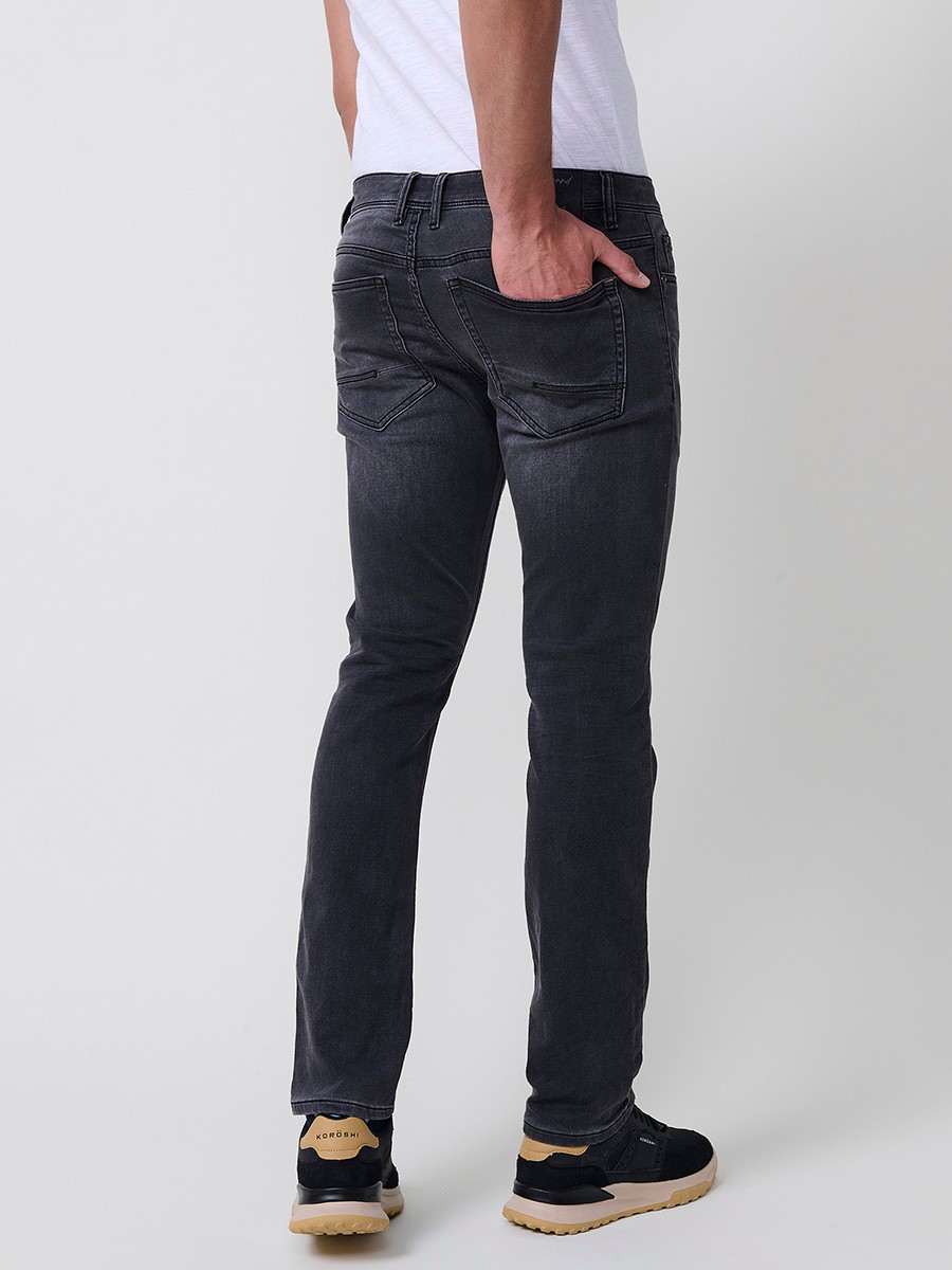 Jeans slim fit para hombre en color black denim con cierre de cremallera y botón. Composición 98% algodón, 2% elastano.