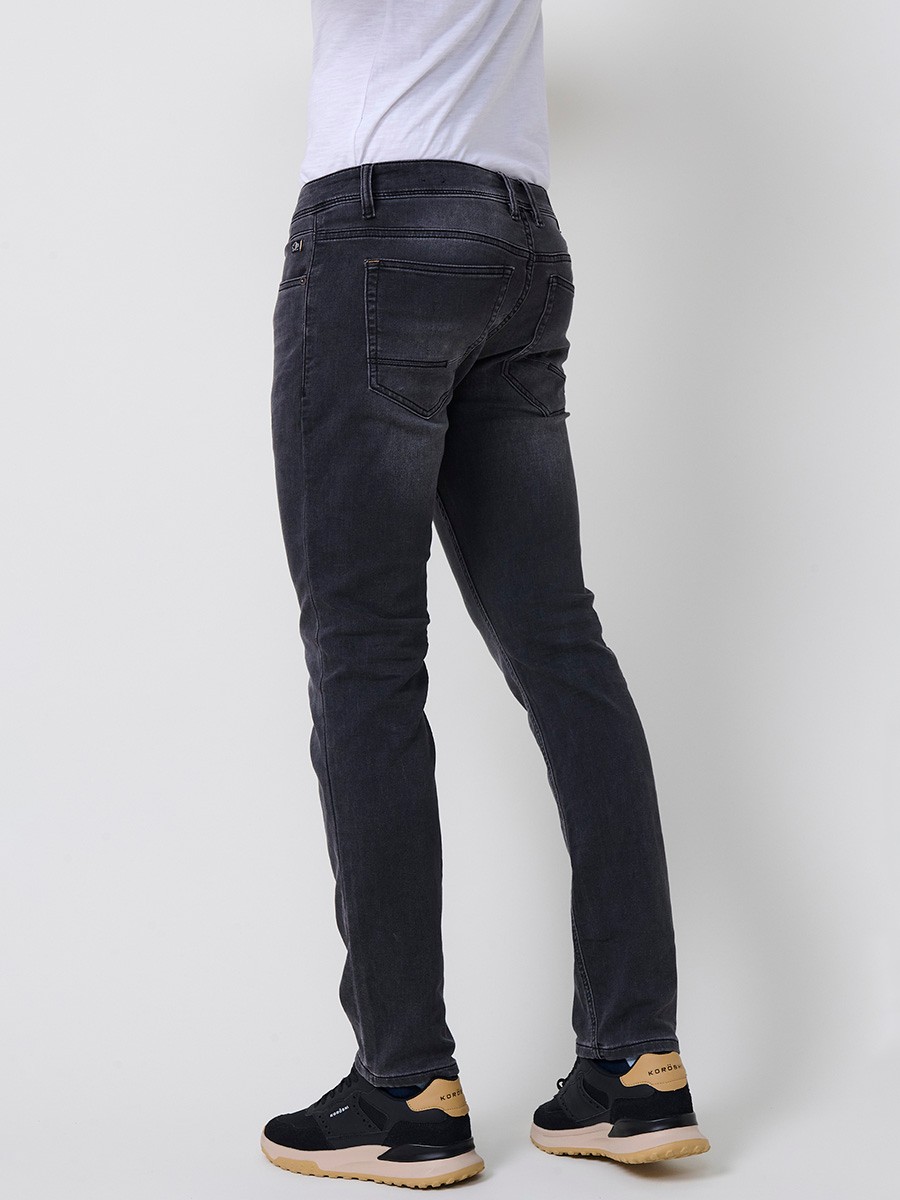 Jeans slim fit para hombre en color black denim con cierre de cremallera y botón. Composición 98% algodón, 2% elastano.