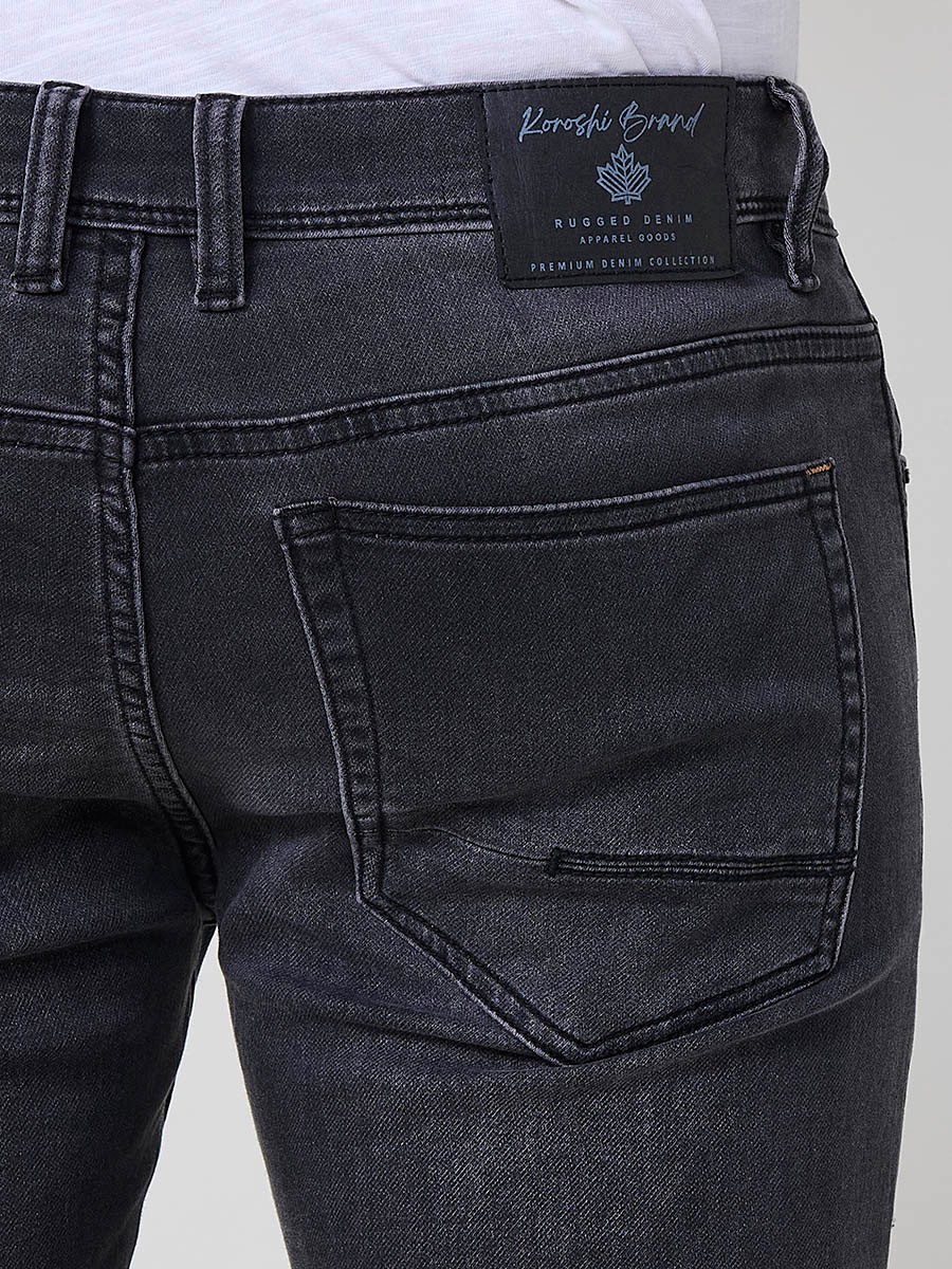 Jeans slim fit para hombre en color black denim con cierre de cremallera y botón. Composición 98% algodón, 2% elastano.