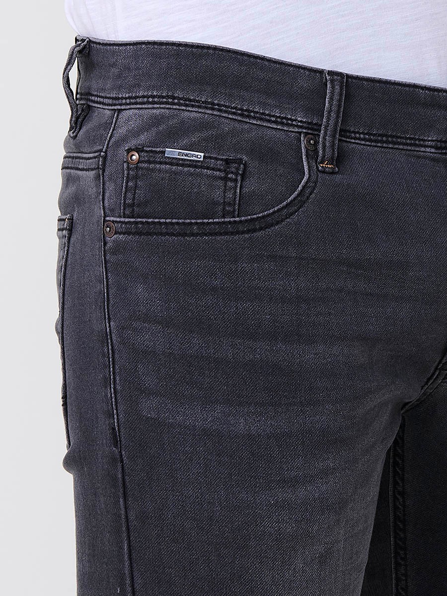 Jeans slim fit para hombre en color black denim con cierre de cremallera y botón. Composición 98% algodón, 2% elastano.