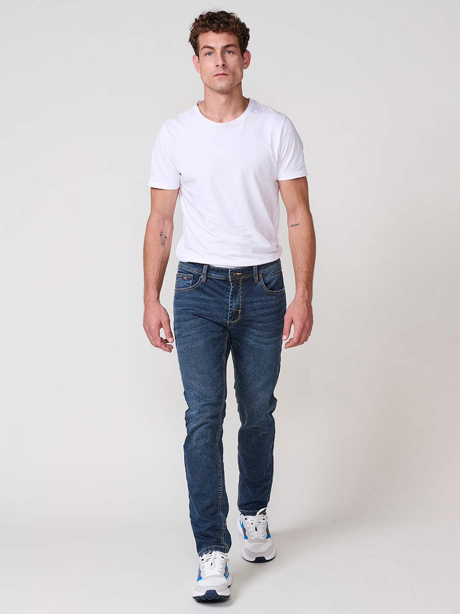 Jeans slim fit de hombre en azul oscuro con cierre de cremallera y botón. Tejido 98% algodón, 2% elastano, cómodo y versátil.