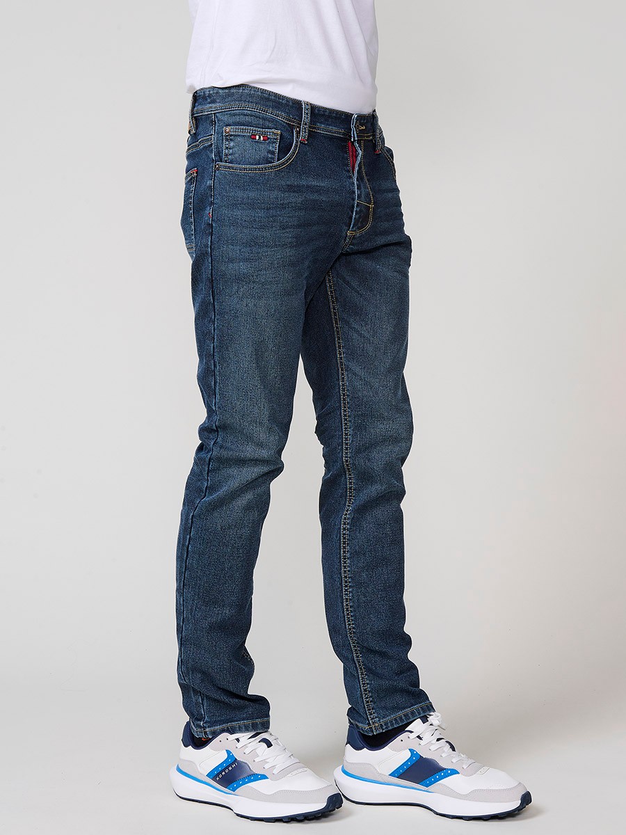 Jeans slim fit de hombre en azul oscuro con cierre de cremallera y botón. Tejido 98% algodón, 2% elastano, cómodo y versátil.