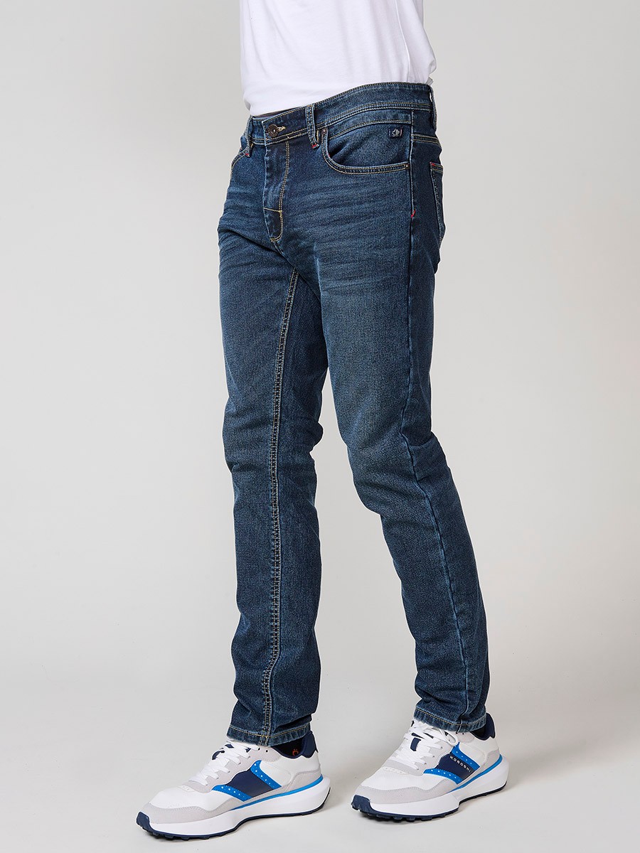Jeans slim fit de hombre en azul oscuro con cierre de cremallera y botón. Tejido 98% algodón, 2% elastano, cómodo y versátil.
