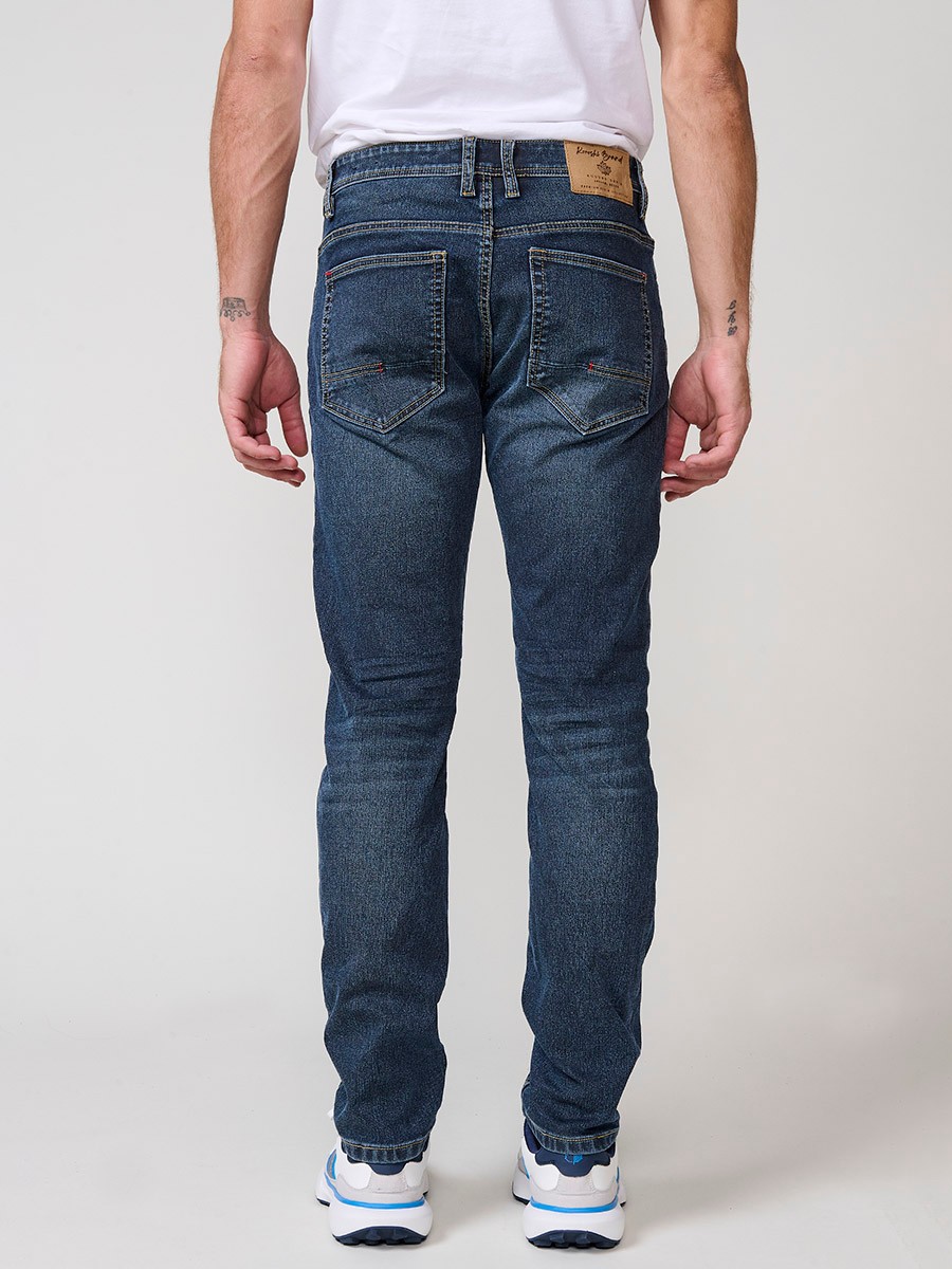 Jeans slim fit de hombre en azul oscuro con cierre de cremallera y botón. Tejido 98% algodón, 2% elastano, cómodo y versátil.