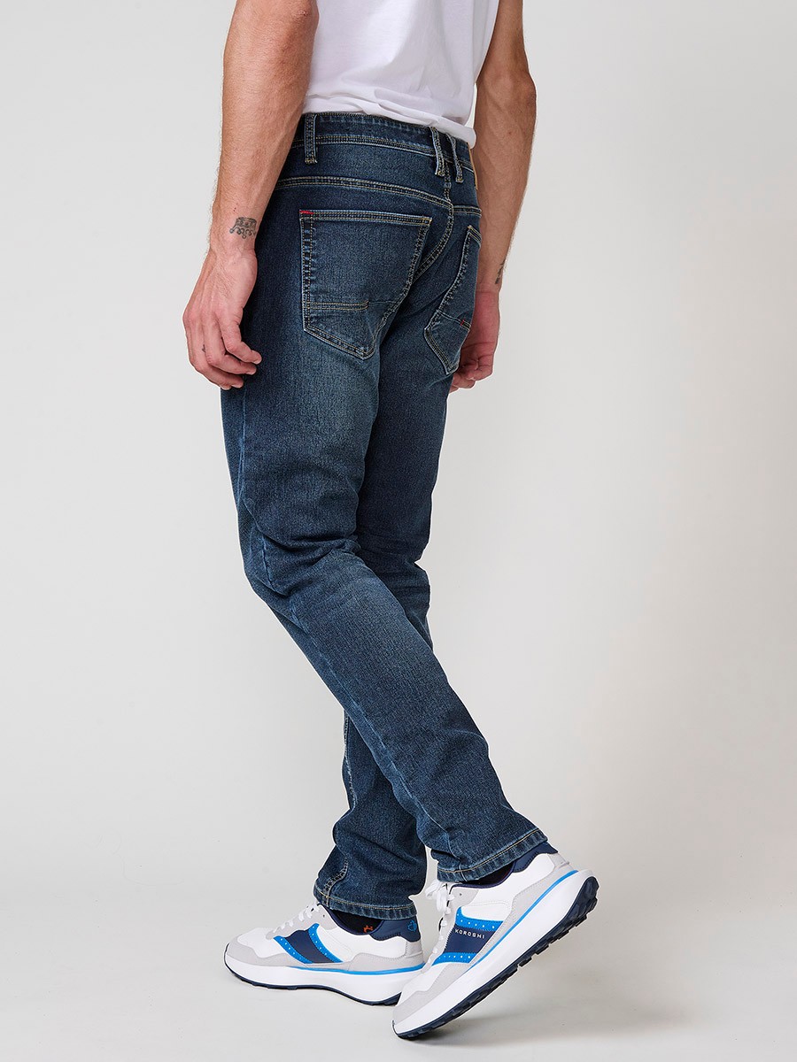 Jeans slim fit de hombre en azul oscuro con cierre de cremallera y botón. Tejido 98% algodón, 2% elastano, cómodo y versátil.