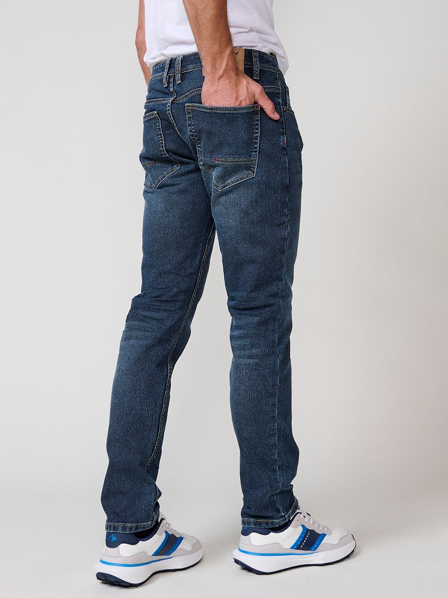 Jeans slim fit de hombre en azul oscuro con cierre de cremallera y botón. Tejido 98% algodón, 2% elastano, cómodo y versátil.