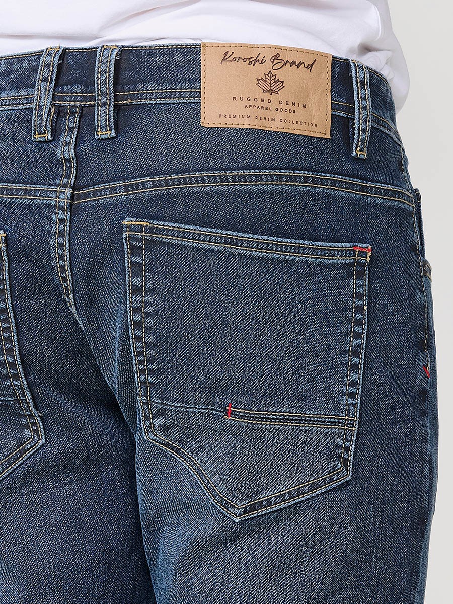 Jeans slim fit de hombre en azul oscuro con cierre de cremallera y botón. Tejido 98% algodón, 2% elastano, cómodo y versátil.