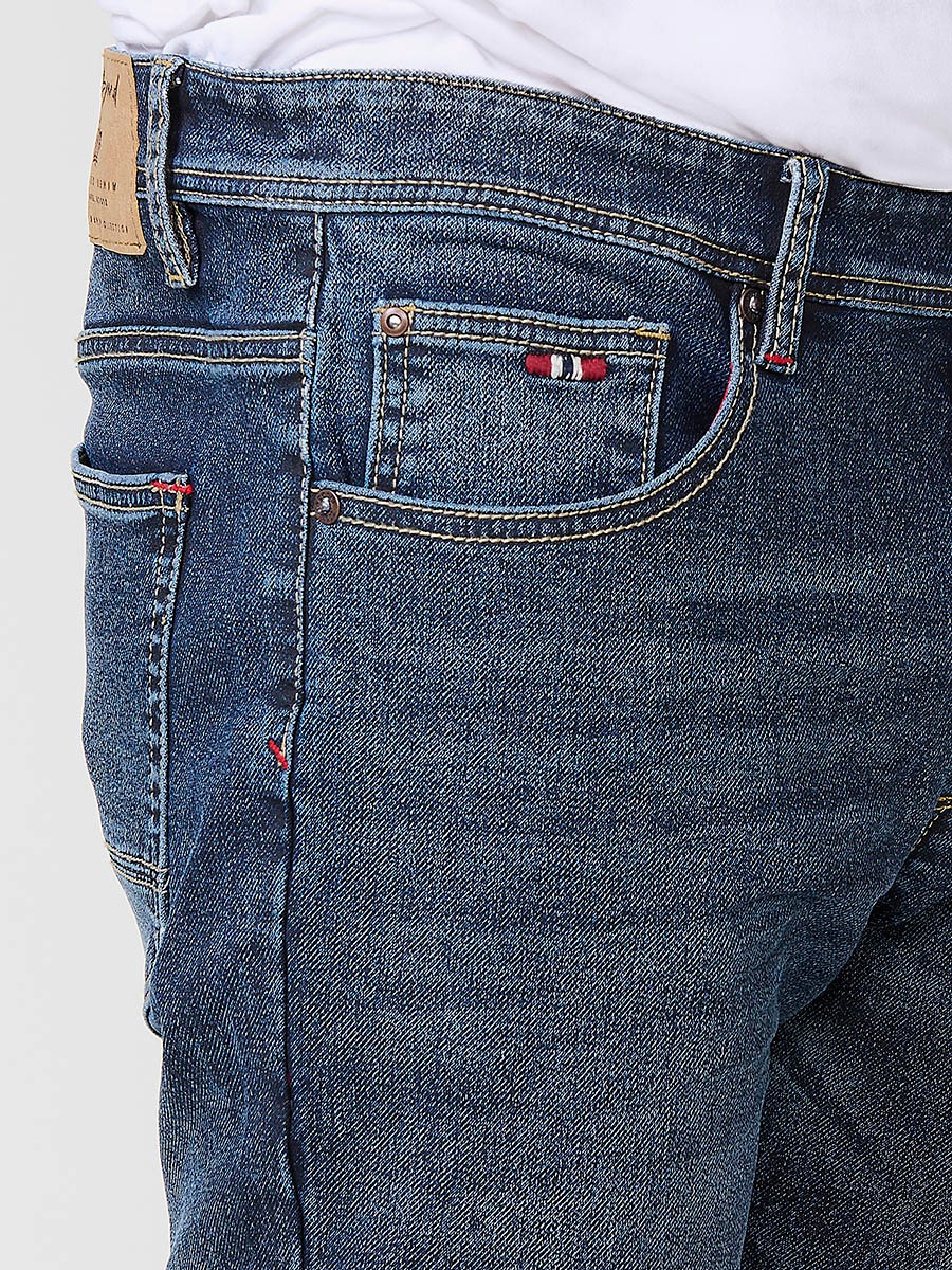 Jeans slim fit de hombre en azul oscuro con cierre de cremallera y botón. Tejido 98% algodón, 2% elastano, cómodo y versátil.