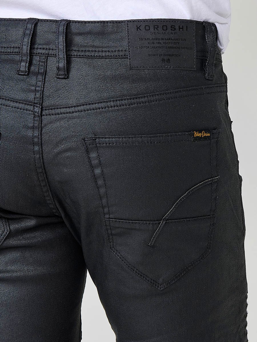 Pantalón vaquero biker skinny fit de hombre en color negro con cierre de cremallera y botón.