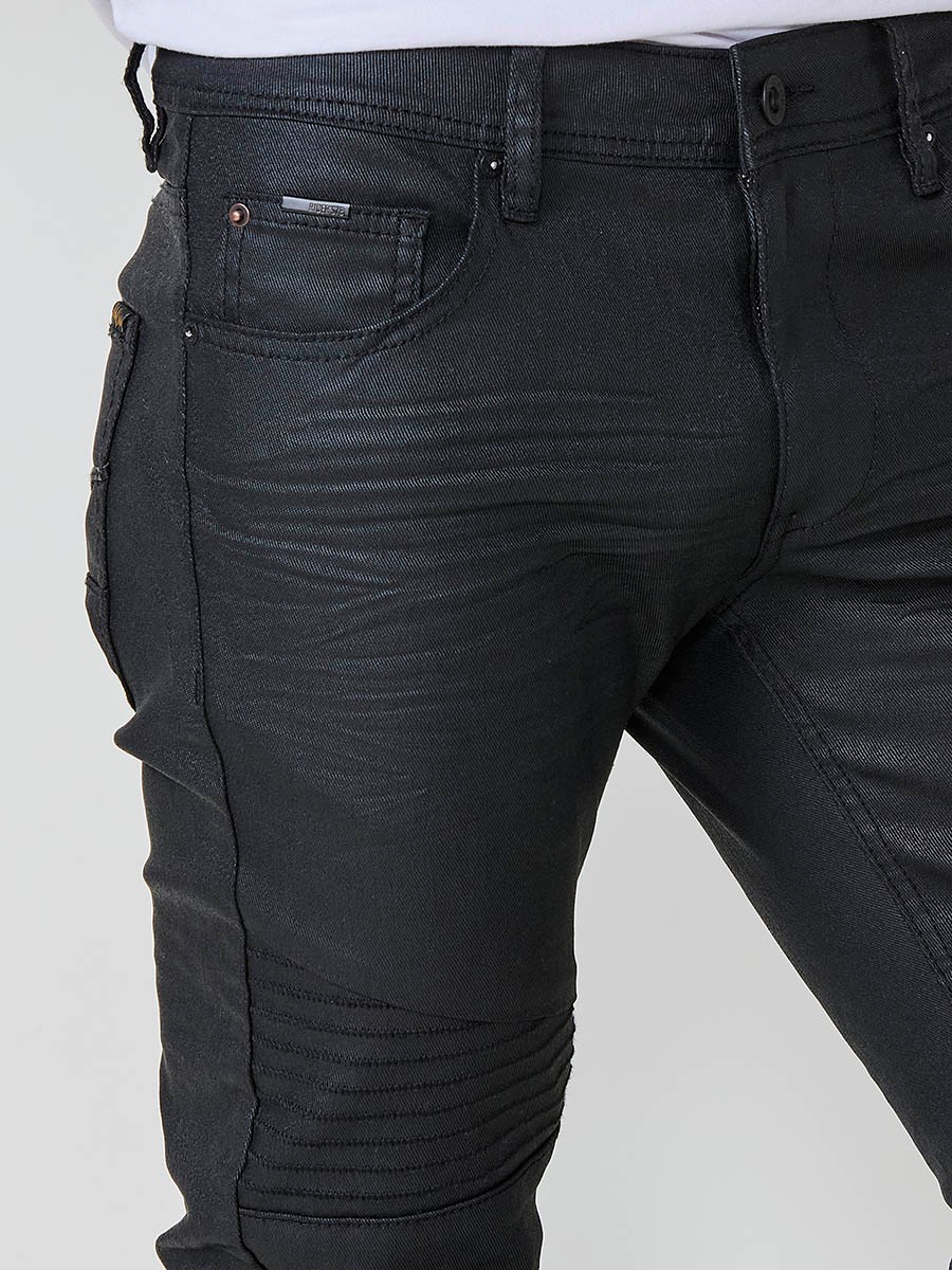 Pantalón vaquero biker skinny fit de hombre en color negro con cierre de cremallera y botón.