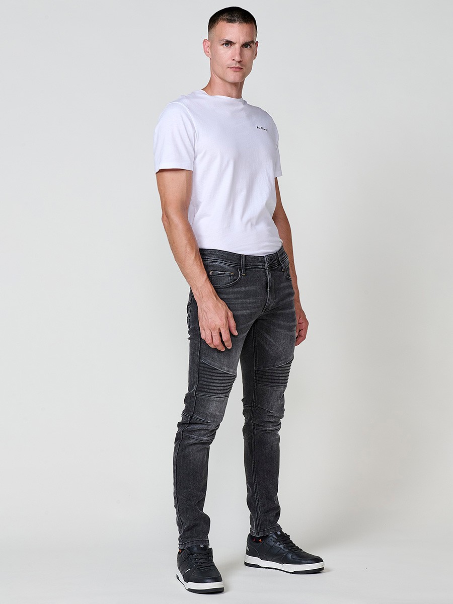 Jean homme biker noir en denim avec coupe skinny fit. Détails sur les genoux, fermeture zippée avec bouton.
