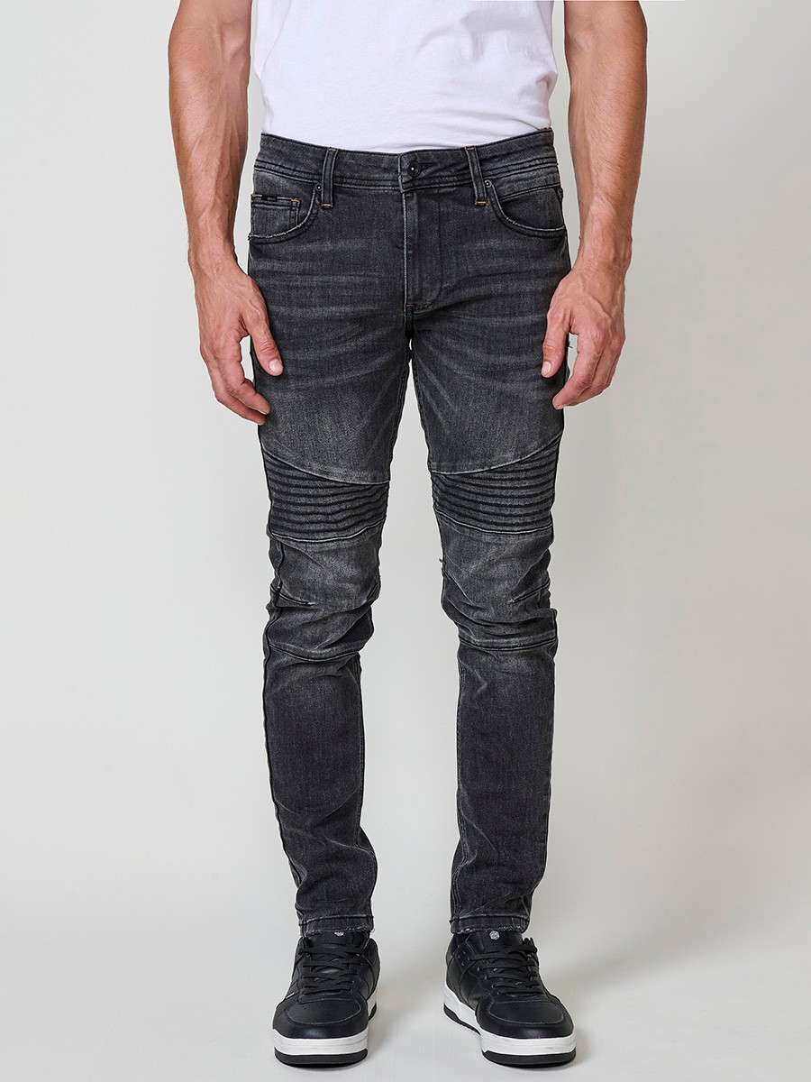 Jean homme biker noir en denim avec coupe skinny fit. Détails sur les genoux, fermeture zippée avec bouton.