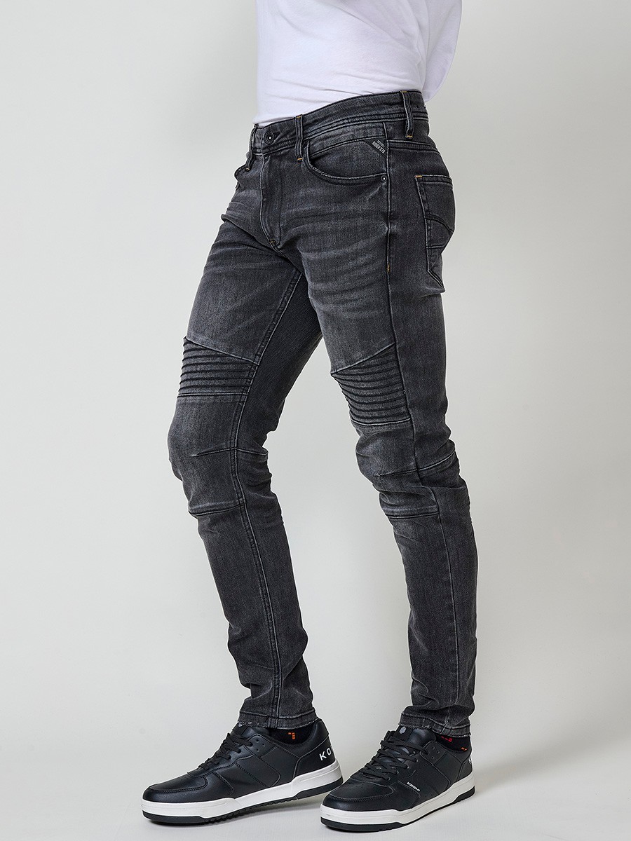Jean homme biker noir en denim avec coupe skinny fit. Détails sur les genoux, fermeture zippée avec bouton.