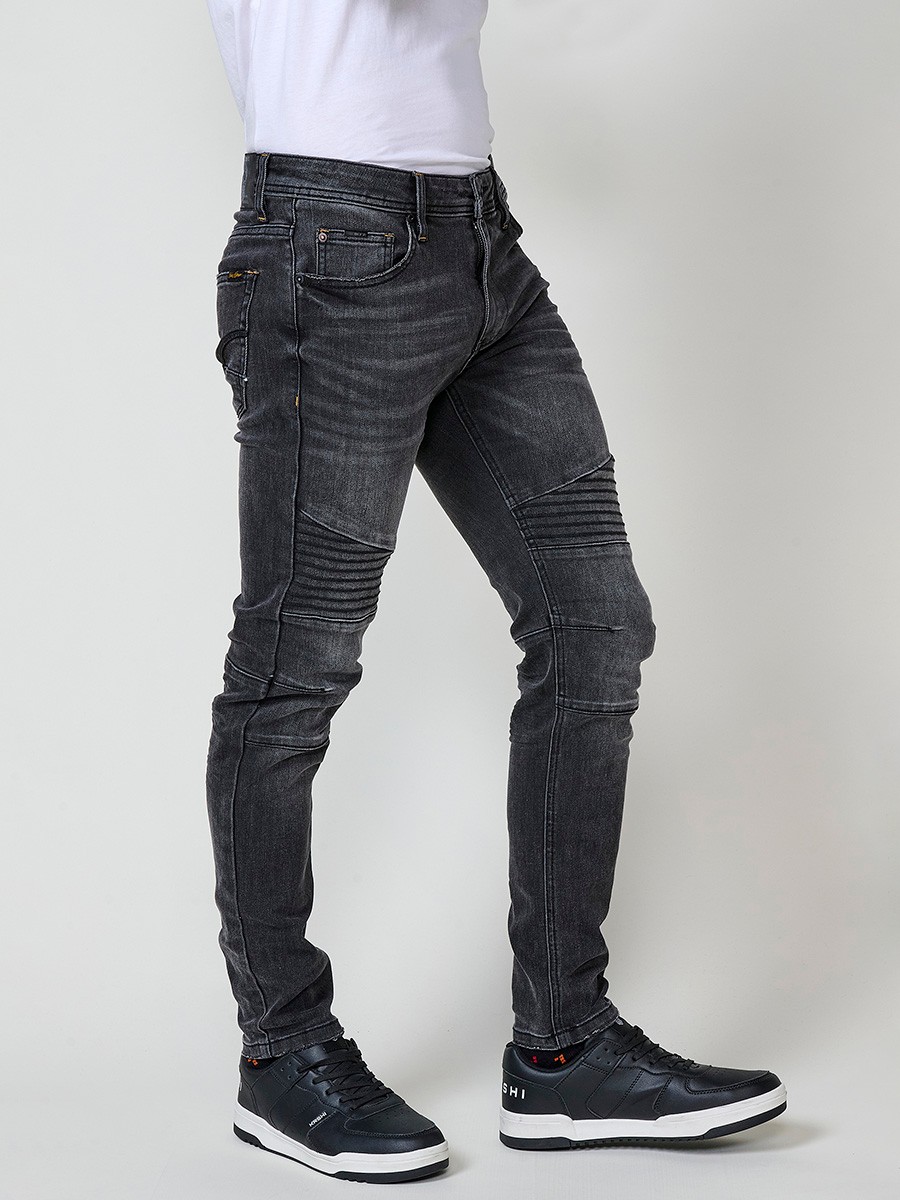 Jean homme biker noir en denim avec coupe skinny fit. Détails sur les genoux, fermeture zippée avec bouton.